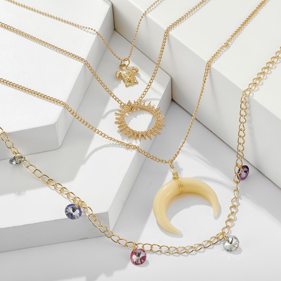 Rear Turtle Horn  Necklace in Gold. - Picture 3 of 6